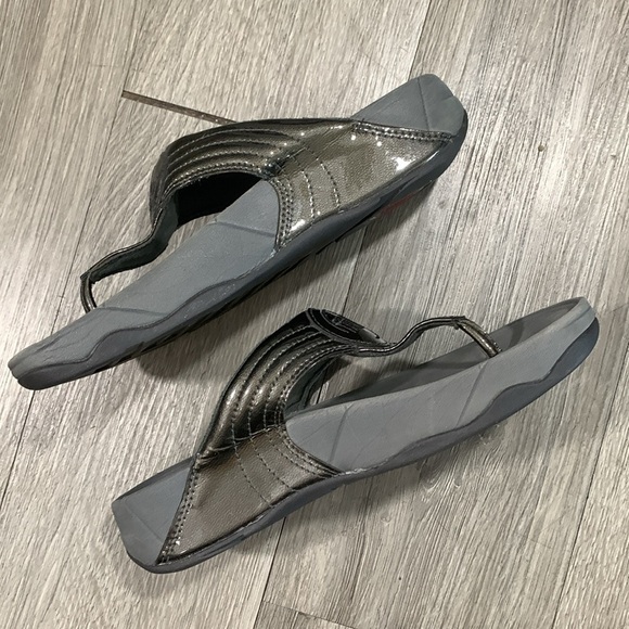 Fitflop Gray/Pewter Patent Leather Slip-On Thong Style Sandals size 7 - Picture 7 of 9